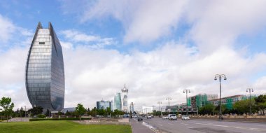 Bakü, Azerbaycan - 7 Mayıs 2024: Heydar Aliyev Bulvarı, heybetli Azersu Kulesi ve çağdaş mimarisi ile, görsellik açısından çarpıcı bir deneyim sunuyor.