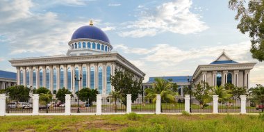 Açık mavi gökyüzüne karşı kurulan Bandar Seri Begawan, Brunei 'deki Devlet Yasama Konseyi binasında çarpıcı modern mimari ve geniş bahçeler yer alıyor.