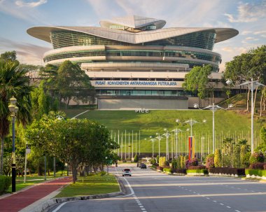 Putrajaya, Malezya 'daki Pusat Konvensyen Antarabangsa, çarpıcı mimarisi ve davetkar çevresinin altını çizerek yemyeşil ve tasarım yolları arasında belirgin bir şekilde duruyor.