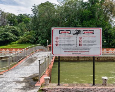 Sungai Brunei ya da Bandar Seri Begawan 'daki Brunei Nehri' nin bir kolunun yanında timsahların bulunmasıyla ilgili bir uyarı işareti önerilir. Bölge bir köprü ve yemyeşil bir alana sahip.