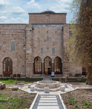 İzmir 'in Selçuk kentinde yer alan Isabey Camii avlusunda etkileyici taş işçiliği ve sakin bir çevre yer alıyor.