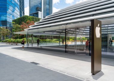 Kuala Lumpur, Malezya - 3 Mart 2025: Ziyaretçiler, yeşil yeşillikler ve yüksek gökdelenlerle çevrili, Takas TRX içinde yer alan Apple Store 'un zarif dış görünüşüne hayran kaldılar