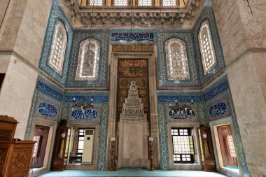 Manisa, İzmir 'deki Muradiye Camii, İslam mimarisini merkezileştiriyor, zarif fayanslar ve sakin atmosfer sergiliyor. Barışçıl iç dekorasyon Türkiye 'nin zengin kültür mirasını yansıtıyor