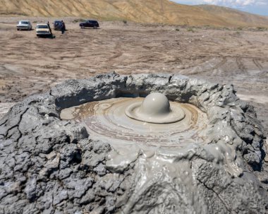Gobustan Çamur Volkanı 'ndan fışkıran çamur, Bakü' deki Azerbaycan 'ın çarpıcı arazisindeki güçlü doğal güçleri gözler önüne seriyor. Ziyaretçiler bu büyüleyici olay karşısında büyülendiler.