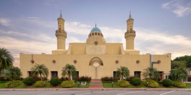 Gün batımındaki açık gökyüzünün arka planında, Ash Shaliheen Camii Bandar Seri Begawan, Brunei Darussalam 'daki olağanüstü mimari ve pitoresk çevresiyle göze çarpıyor.