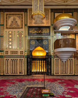 Brunei 'nin Bandar Seri Begawan kentindeki Jame Asr Hassanil Bolkiah Camii' nin içini süsleyen karmaşık tasarımlar ve dekorasyonlar, İslami sanat ve kültürün güzelliğini yansıtıyor.