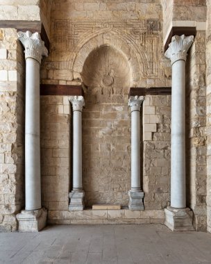 Tarihi El-Zahir Baybarları Camii 'nde sütunlar zarif bir şekilde duruyor. Kahire' de karmaşık tasarımlar ve antik zanaatkarlık sergiliyorlar. Bu site Mısır 'ın zengin kültürel mirasını yansıtıyor.