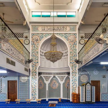 Kuala Lumpur, Malezya 'daki Hindistan Camii içindeki çarpıcı mimari ve canlı dekorasyonlar. Huzurlu atmosfer bu güzel yerin manevi önemini tamamlıyor.