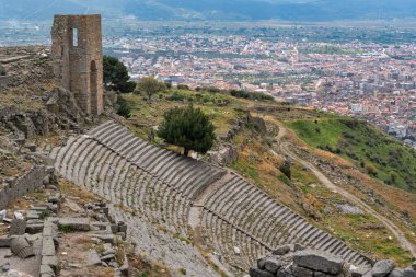 Pergamon 'un manzaralı akropolünde yer alan antik Pergamon tiyatrosu, Yunanistan' ın Bergama, İzmir 'deki etkileyici mimari tasarımını ön plana çıkarıyor.