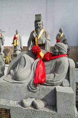 Kuala Lumpur, Malezya - 19 Şubat 2025: Thean Hou Tapınağı 'ndaki 24 Filial Örnek Koleksiyonu' nun 2 numaralı heykeli, annesinin tıbbını bizzat tatmış olan İmparator Wen of Han 'ı resmediyor.