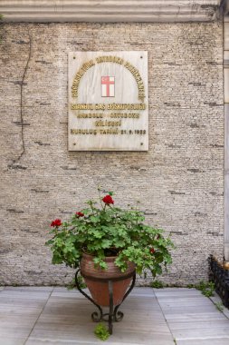 Bamsz Trk Ortodoks Patrikhanesi önünde yer alan tabelada İstanbul, Türkiye 'deki Anadolu Ortodoks Kilisesi hakkında tarihi bilgiler yer alıyor