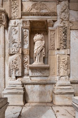 Efes, Selcuk, İzmir, Türkiye 'deki Celsus Kütüphanesi' nde, Episteme heykeli bölgenin tarihsel önemini yansıtan karmaşık işçiliğin olağanüstü bir örneği olarak duruyor.