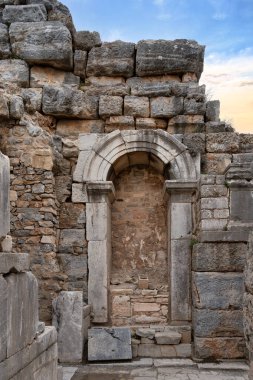 Efes, Selcuk, İzmir, Türkiye 'de bulunan önemli bir antik konsey evi olan Bouleuterion' un iyi korunmuş kalıntıları. Taş mimarisi bu fevkalade yerin zengin tarihini sergiliyor.
