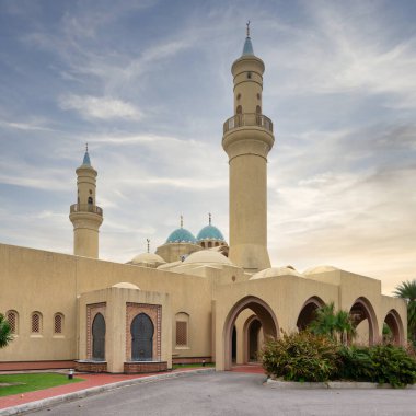 Kül Shaliheen Camii, Bandar Seri Begawan, Brunei Darussalam 'daki olağanüstü mimarisi ve pitoresk çevresiyle, açık bir günbatımı gökyüzünün arka planına karşı durmaktadır.