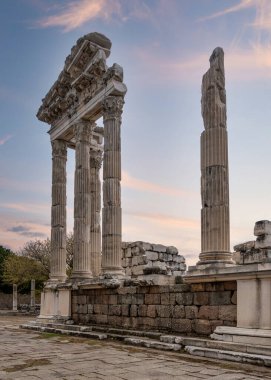 Günbatımının sıcaklığı, Türkiye 'nin Pergamon kentindeki Trajan Tapınağı' nın etkileyici sütunlarını ve tarihsel önemini aydınlatıyor.