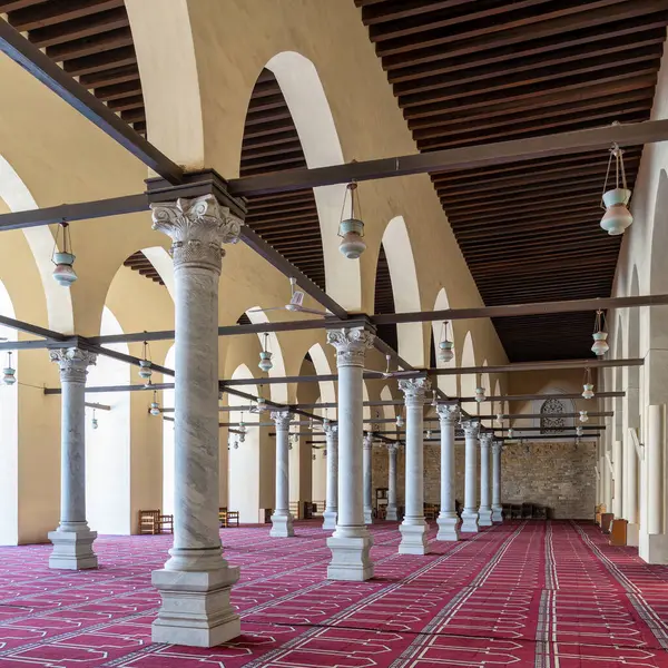 Kahire 'deki El Zahir Baybar Camii' nde uzun kolonlar, kemerli geçitler ve Mısır 'ın zengin İslami mirasının somutlaşmış bir dua halısı yer alıyor.