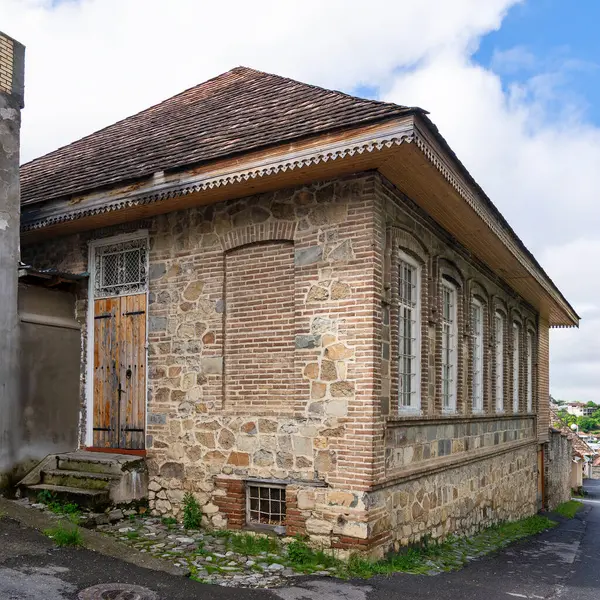 Bu büyüleyici yapıda taş ve tuğla duvarlar, büyük pencereler ve sakin bir kırsal alana yerleştirilmiş ahşap bir çatı karışımı yer alıyor. Çevreleyen yeşillik kırsal cazibesini artırıyor