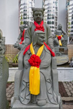 Kuala Lumpur, Malezya - 19 Şubat 2025: Thean Hou Tapınağı 'ndaki 24 Filial Örnek Koleksiyonu' nun 5 numaralı heykeli, annesine itaat eden ve ince giysiler giyen Min Sun 'ı resmediyor.
