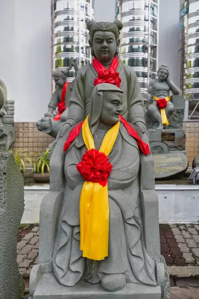 Kuala Lumpur, Malezya - 19 Şubat 2025: Thean Hou Tapınağı 'ndaki 24 Filial Örnek Koleksiyonu' nun 5 numaralı heykeli, annesine itaat eden ve ince giysiler giyen Min Sun 'ı resmediyor.