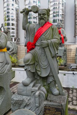 Kuala Lumpur, Malezya - 19 Şubat 2025: Thean Hou Tapınağı 'ndaki 24 Filial Örnek Koleksiyonu' nun 7 numaralı heykeli, yaşlı ebeveynlerini eğlendirmek için giyinen Laolaizi 'yi resmediyor.