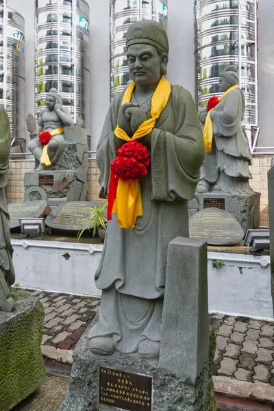 Kuala Lumpur, Malezya - 19 Şubat 2025: Thean Hou Tapınağı 'ndaki 24 Filial Örnek Koleksiyonu' nun 8 numaralı heykeli, babasının cenazesi için kendisini satan Dong Yong 'u resmediyor.