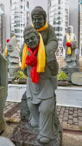 Kuala Lumpur, Malezya - 19 Şubat 2025: Thean Hou Tapınağı 'ndaki 24 Filial Örnek Koleksiyonu' nun 10 numaralı heykeli, savaş sırasında annesini sırtında taşıyan Jiang Ge 'yi resmediyor.
