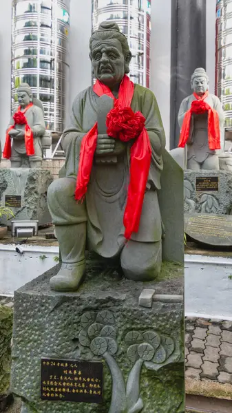 Kuala Lumpur, Malezya - 19 Şubat 2025: Thean Hou Tapınağı 'ndaki 24 Filial Örnek Koleksiyonu' nun 9 numaralı heykeli, merhum ailesinin heykellerini oyan ve onlara saygılı davranan Ding Lan 'ı resmediyor.