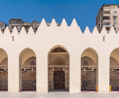 Ziyaretçiler, Mısır 'ın Kahire kentindeki el Zahir Baybarları Camii' nin avlusunun mimari güzelliğine hayran. Parlak mavi gökyüzü camilerin karmaşık tasarımı ve tarihsel önemi ile çelişiyor.