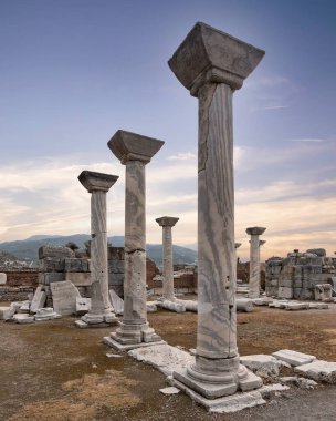 St. John Bazilikası 'nın kalıntıları. Antik mermer sütunlar bulutlu bir gökyüzünün altında duruyor. Selcuk, İzmir ili, Türkiye