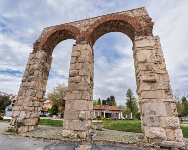 Türkiye 'nin İzmir' in Selcuk ilçesindeki Antik Romalı Kızılçullu Su kemerleri. Bulutlu gökyüzünün altında tarihi taş ve tuğla yapı