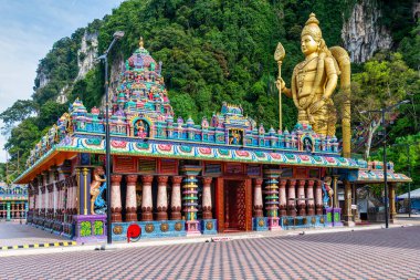 Renkli Sri Subramaniar Bataklık Hindu Tapınağı ve dev altın Lord Murugan heykeli Batu Mağaraları, Gombak, Selangor, Malezya. Hindu simgesi