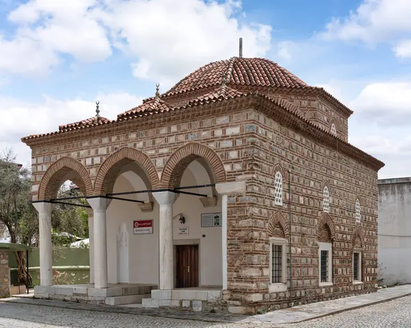 Türkiye 'nin Selcuk kentindeki tarihi Kilicaslan Camii. 14. yüzyıl mimarisi. Taş duvarları, kemerleri ve bulutlu gökyüzünün altında seramikleri var.