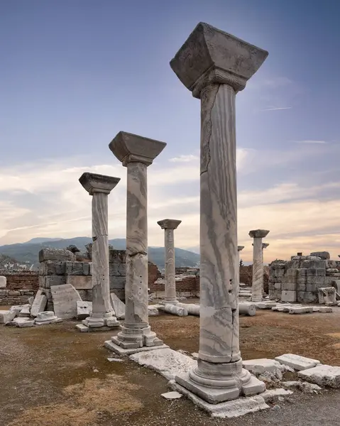 St. John Bazilikası 'nın kalıntıları. Antik mermer sütunlar bulutlu bir gökyüzünün altında duruyor. Selcuk, İzmir ili, Türkiye