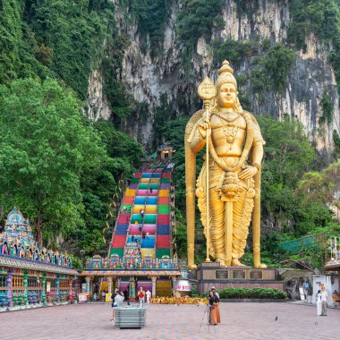 Kuala Lumpur, Malezya - 18 Şubat 2025: Çeşitli ülkelerden gelen turistler, Batu Mağaraları 'ndaki Lord Murugan' ın heykeli karşısında şaşkınlık içindeler.