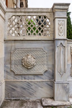 İhlamur Pavyonu 'nun yıllanmış mermer duvarı oyulmuş desenli süsler ve oyulmuş detaylarla, İstanbul ve Türkiye