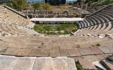 UNESCO 'nun Dünya Mirası iyileştirme sığınağı Asclepeion of Pergamon' daki antik Roma tiyatrosu. Taş koltuklar ve harabeler. Bergama, Türkiye