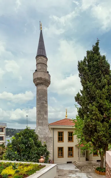 Arnavutkoy Tevfikiye Camii, Arnavutkoy, İstanbul, Türkiye, Cami 18. yüzyılda inşa edildi ve Osmanlı mimarisinin güzel bir örneği.