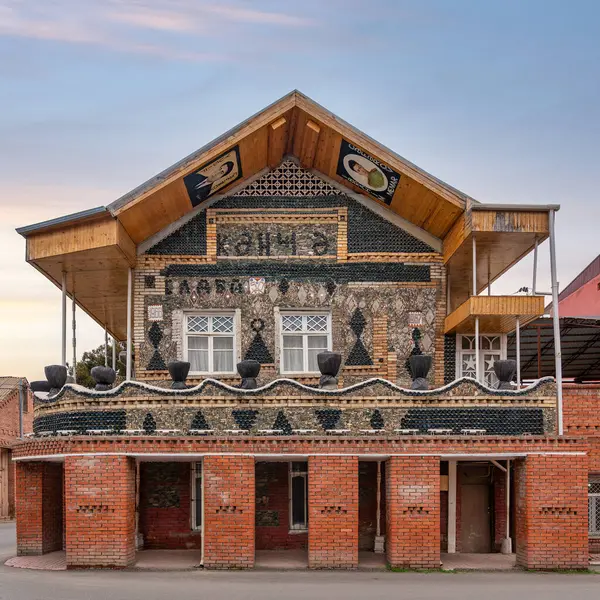 Ganja, Azerbaycan 'daki Şişe Evi. Ev tamamen cam şişelerle kaplı ve evin inşaatı bir sanat eseridir. Benzersiz bir yaratıcılık sergileyen popüler bir turistik cazibe