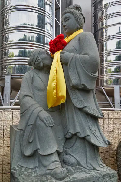 Kuala Lumpur, Malezya - 19 Şubat 2025: Thean Hou Tapınağı 'ndaki 24 Filial Örnek Koleksiyonu' nun 17 numaralı heykeli Cui Shannan 'ı betimliyor.