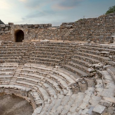 Efes 'teki Bouleuterion harabelerinde eski bir konsey odasının kalıntıları sergileniyor. Bu site, Türkiye 'de ziyaretçilerin ilgisini çeken döneminin mimari tarzı ve sivil katılımı yansıtıyor.