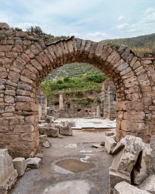 Efes, Selcuk, Türkiye 'nin kalıntılarına antik taş kemer yoluyla bak