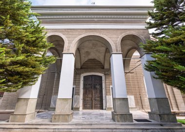 Aziz Yuhanna Katolik Katedrali olarak da bilinen Aziz Johns Katedrali 'nin İzmir' deki büyük girişi. Bu tarihi yapı, görkemli varlığını artıran karmaşık kemerler ve yüksek ağaçlar içerir.