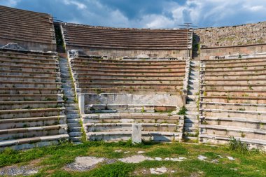 UNESCO Dünya Mirası ve antik Roma şifa tapınağı olan Pergamon Asclepeion Türkiye 'nin Bergama kentinde yer almaktadır. İçinde taş koltuklar ve harabeler var.