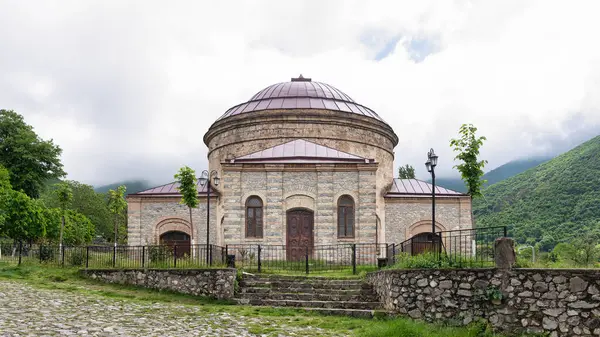 Üç Aziz Kilisesi, aynı zamanda Yuvarlak Tapınak olarak da bilinir, Azerbaycan 'ın Shaki kentindeki yemyeşil ve sisli dağların ortasında yer alır.
