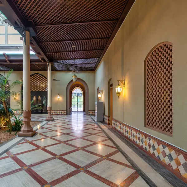 Bandar Seri Begawan 'daki Ash Shaliheen Camii, ayrıntılı fayans işi, zarif ışıklandırma ve Bruneis güzelliğinin özünü yansıtan sakin bir iç mimariye sahiptir.