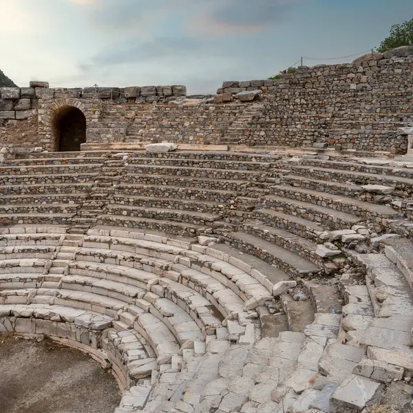 Efes 'teki Bouleuterion harabelerinde eski bir konsey odasının kalıntıları sergileniyor. Bu site, Türkiye 'de ziyaretçilerin ilgisini çeken döneminin mimari tarzı ve sivil katılımı yansıtıyor.