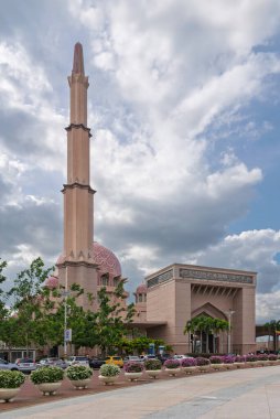 Putrajaya, Malezya - 20 Şubat 2025: Putra Camii, Minareli ve bulutlu gökyüzünün altındaki kubbeli pembe caminin dış görünüşü
