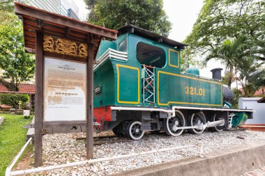 Kuala Lumpur, Malezya - 1 Mart 2025: Ulusal Müzede veya Muzium Negara 'da sergilenen küçük buharlı lokomotif 321.01