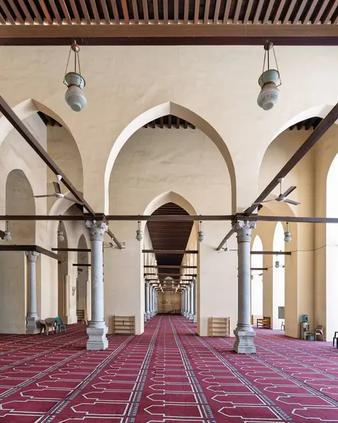 Kahire 'deki El-Zahir Baybar Camii, görkemli sütunları, kemerli pasajları ve titizlikle süslenmiş dua halısı ile tanınan Mısırlı İslam mirasının bir vasiyeti olarak duruyor.