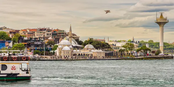 İstanbul, Türkiye - 10 Mayıs 2023: İstanbul Boğazı 'nın Asya yakasındaki Uskudar ilçesinde yer alan bir Osmanlı Camii olan Semsi Paşa Camii' nin arka planında Rum Mehmed Paşa Camii yer alıyor.